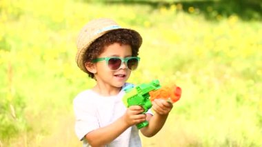 Çocuk eğleniyor sabun köpüğü üfleme
