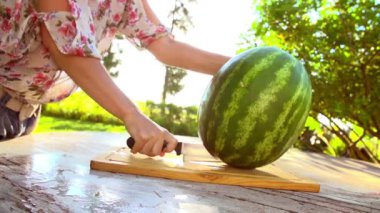 kadın kesme karpuz
