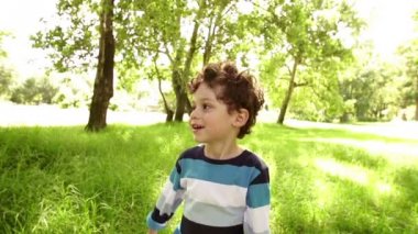 Çocuk Parkı renkli balonlar ile oynarken