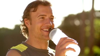 egzersiz yaptıktan sonra gülen genç adam