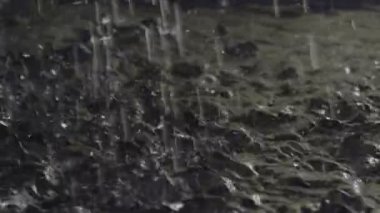 yavaş çekimde su damlaları