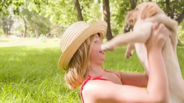 kızı sevmek labrador yavrusu