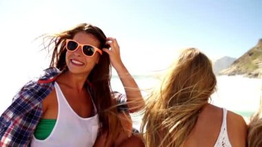 kayalar sahil üzerinde oturan arkadaşlar