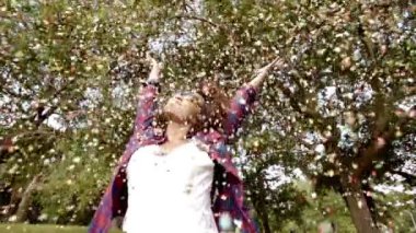 konfeti yağmuru kız