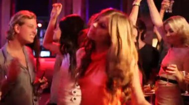 İçecek bir şeyler ile bir gece kız