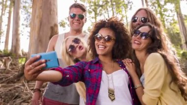 yenilikçi grup selfies alıyor