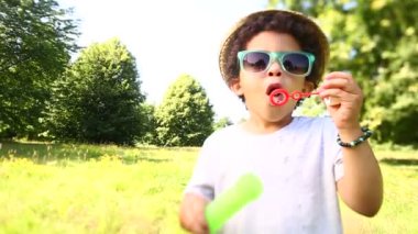 Çocuk eğleniyor sabun köpüğü üfleme