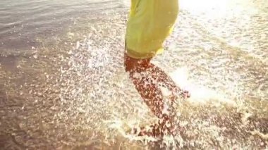 Kız su sıçramasına