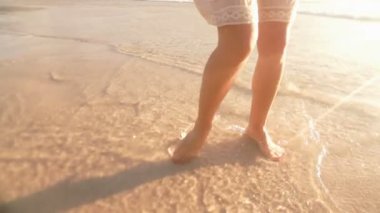 Kız su sıçramasına