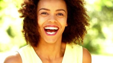 Afro-Amerikan Kız parkta