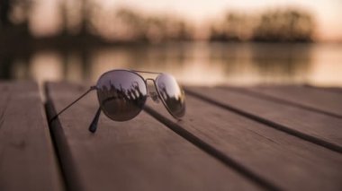 Güneş gözlüklü ayna görüntüsü partiyi gösteriyor