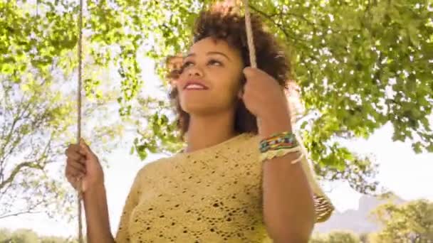 Afrikanische Amerikanerin auf einer Schaukel — Stockvideo