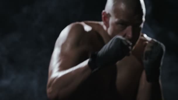 Kickboxer sombra de boxeo como ejercicio para la gran pelea — Vídeos de Stock