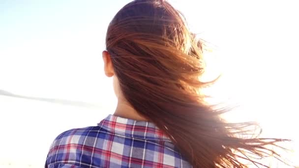 Chica en la playa viento en el pelo — Vídeo de stock