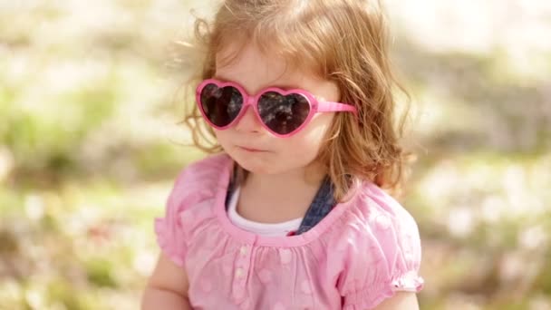 Menina com óculos de sol em forma de coração — Vídeo de Stock