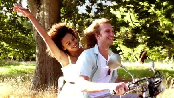 Couple roulant sur scooter — Video