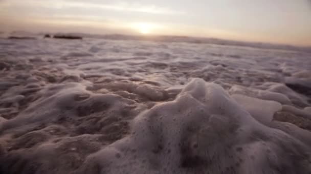 Wellen rauschen über Sandstrand — Stockvideo