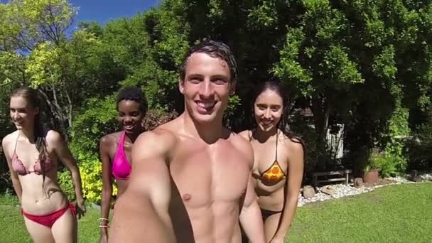 Tinédzser ugrik a medencében — Stock videók