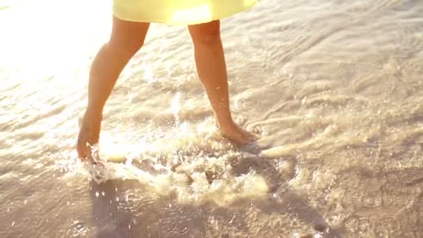 Chica está salpicando agua — Vídeo de stock