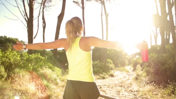 Mujer disfrutando del sol después del entrenamiento — Vídeo de stock