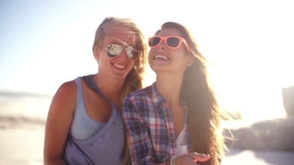 Лучшие друзья смеются на пляже — стоковое видео