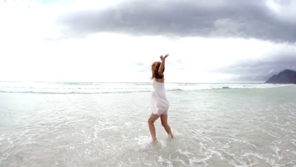 Mädchen am Strand — Stockvideo