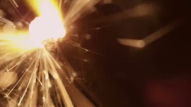 Étincelant feu d'artifice allumé par des allumettes et brûlant 