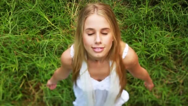 Jovem mulher está meditando — Vídeo de Stock