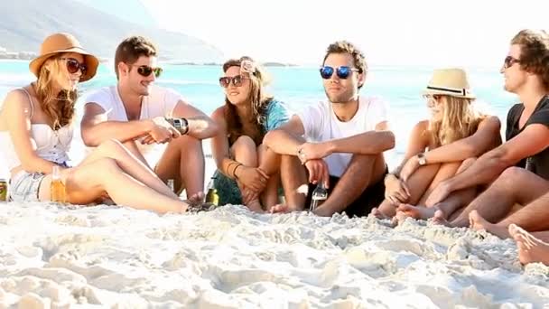 Gente disfrutando de una fiesta en la playa con música de guitarra — Vídeo de stock