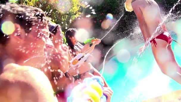 Friends playing with water guns — Stock Video