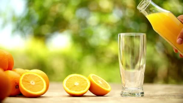 Fresh lemon juice being poured into glass — Stock Video