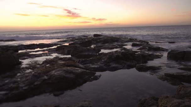 Costa rochosa durante o pôr do sol — Vídeo de Stock