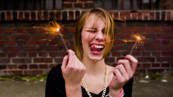 Teenage hipster tjej att ha kul med gnistrar — Stockvideo
