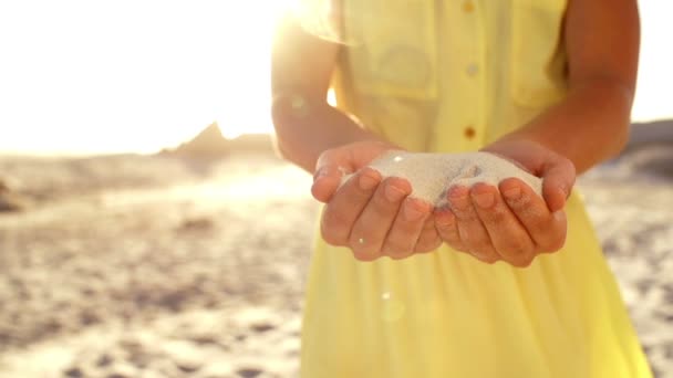 Meisje met zand in handen — Stockvideo