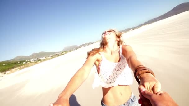 Девушка крутится на пляже — стоковое видео