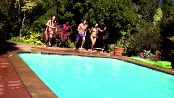 Freunde springen in einen Pool — Stockvideo