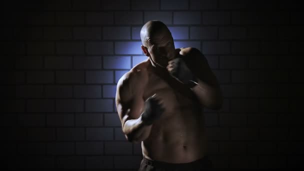 大きな戦いのための練習としてキックボクサー影ボクシング — ストック動画