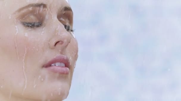 Jeune femme prenant une douche — Video