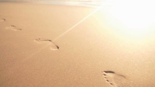 Fußabdrücke im Sand — Stockvideo