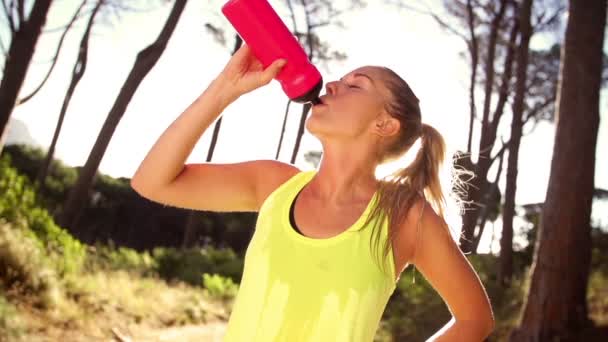 Donna versando acqua su se stessa da una bottiglia — Video Stock