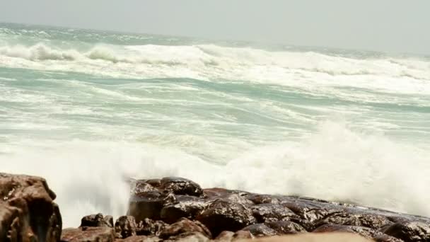 Fale kruszenia i przewraca skały na wybrzeżu — Wideo stockowe