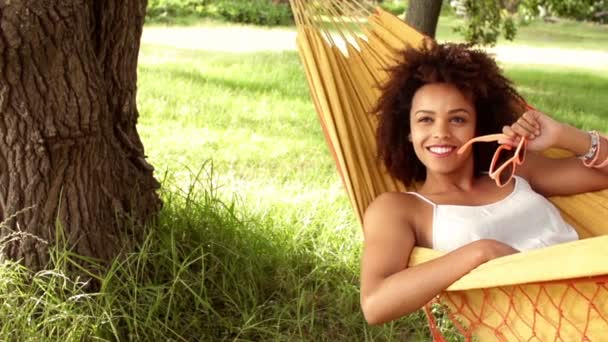 Afrikanisch amerikanisch frau having spaß in eine hängematte — Stockvideo