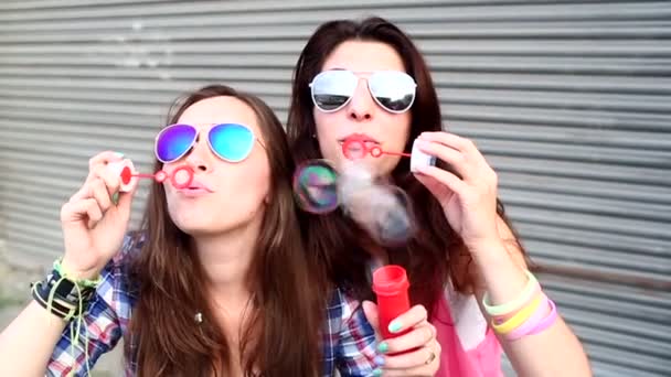 Chicas con gafas de sol que se divierten haciendo burbujas — Vídeos de Stock