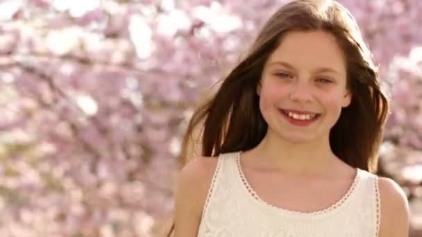 Дівчина дає великі пальці на камеру під час весни — стокове відео