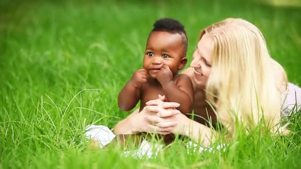 African American baby in garden with his mother — Stock Video