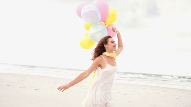 Meisje met ballonnen op strand — Stockvideo