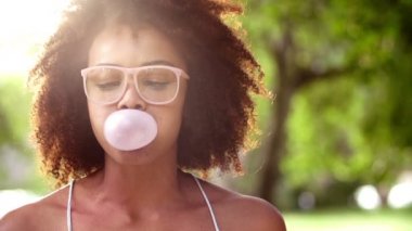 Afro-Amerikan kız Ciklet Şişirme