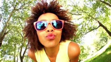 Park güneş gözlüklü kız