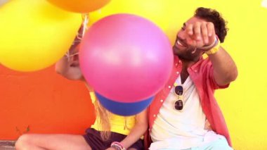 Balonlar ile gülen mutlu çift