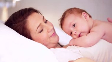 Anne ile bebek yatakta